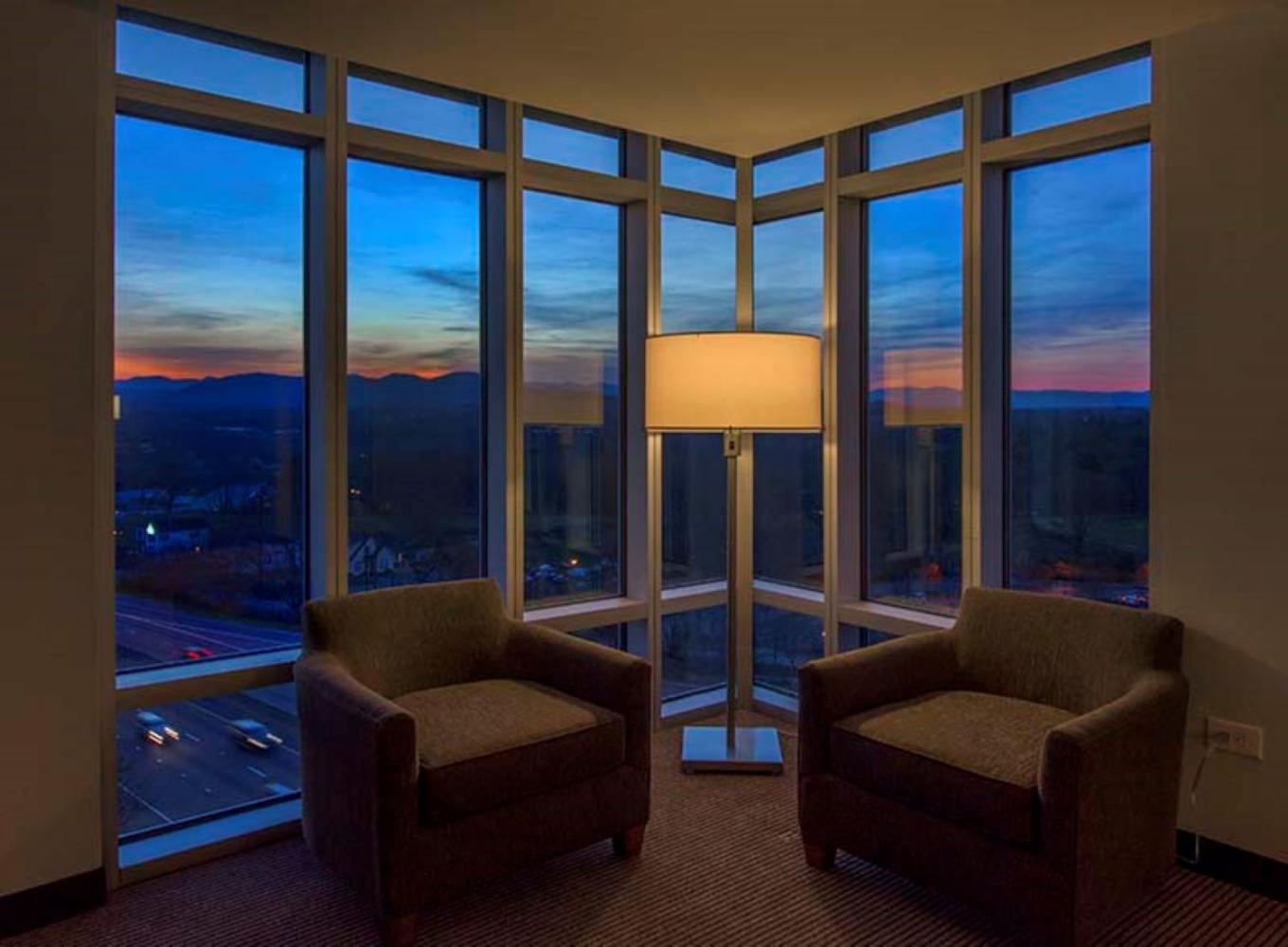 Corner King Room with City View
