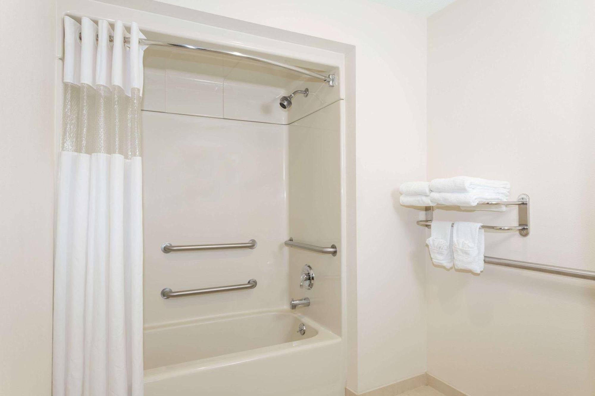 Queen Room - Disability Access - Non-Smoking