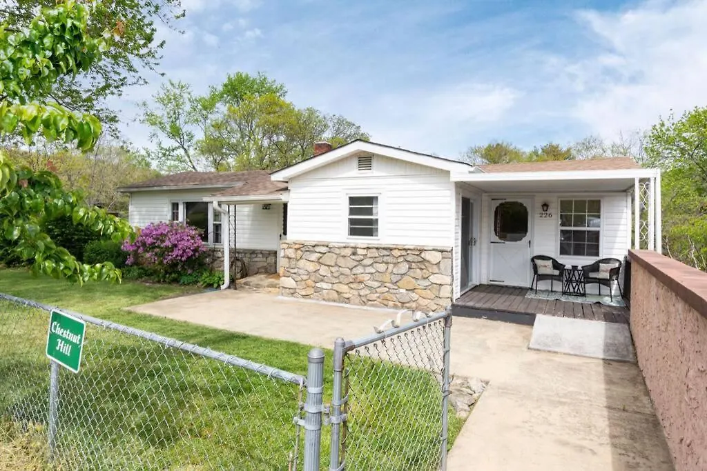 Chestnut Hill Retreat-Spacious-3 Miles To Downtown-1