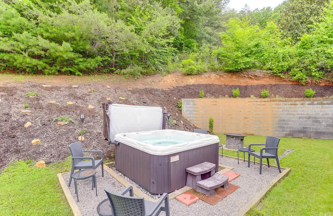 Family Home W/ Views ~ 5 Mi To Downtown Asheville!-1