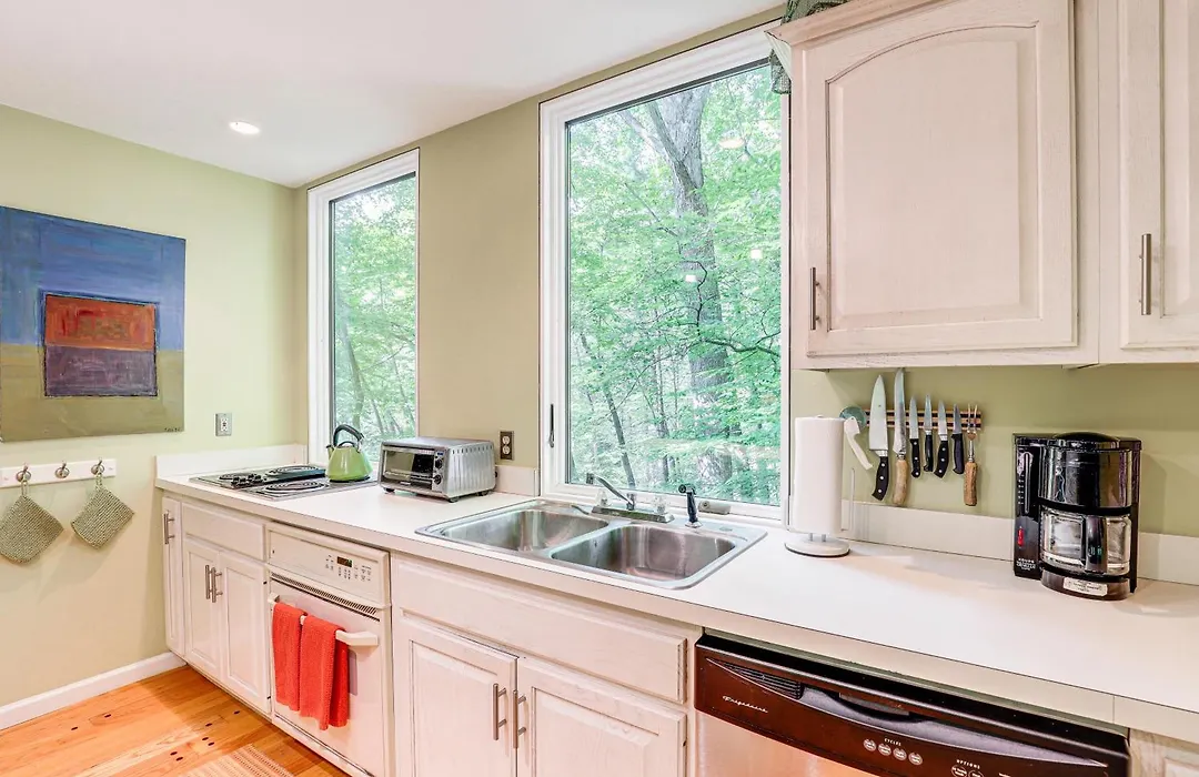 Explore Asheville! Secluded Couple'S Home W/ Deck-1