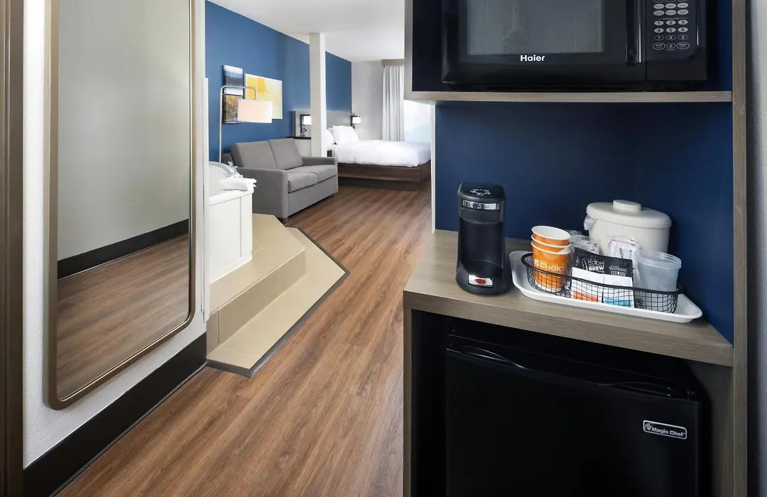 Comfort Suites Outlet Center-1