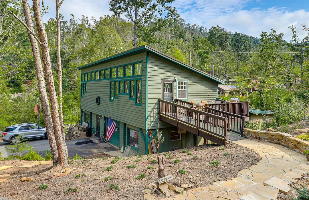 Blue Ridge Retreat W/ Deck: Hike, Sip & Explore!-1