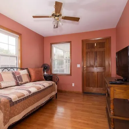 Chestnut Hill Retreat-Spacious-3 Miles To Downtown-3