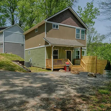 Family Oasis W/ Loft & Firepit: Convenient-2