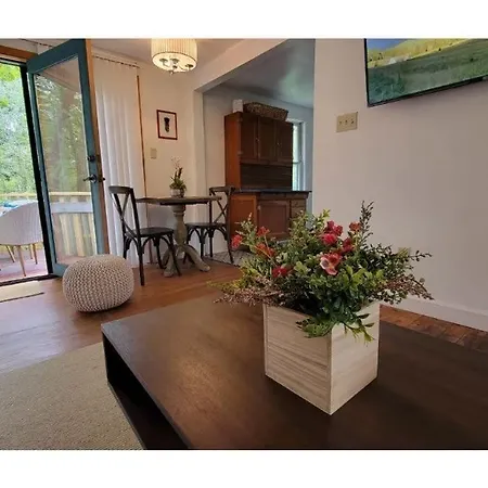 The Wisp, A Quaint Farm Cottage, Conveniently Located Between Downtown Asheville And Black Mountain-2