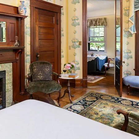 1899 Wright Inn And Carriage House-2